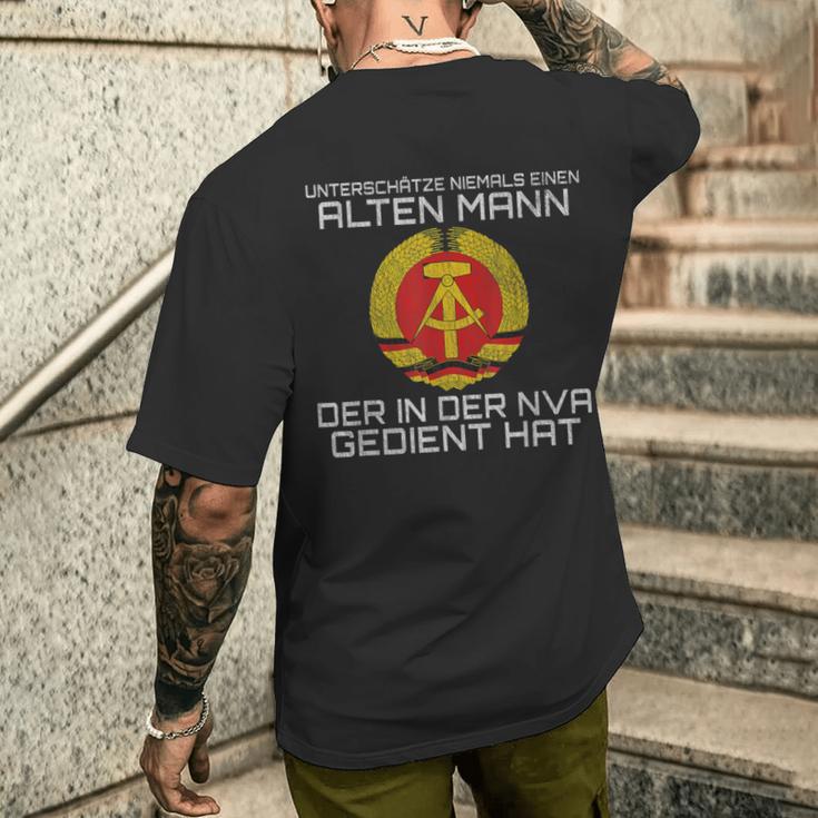 Underschatz Nie Einen Old Mann Der In Der Nva Gedient Hat In T-Shirt mit Rückendruck Geschenke für Ihn