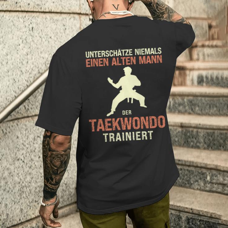 Underschätze Niemal Old Man Taekwondo Grandpa Dad Jumper T-Shirt mit Rückendruck Geschenke für Ihn