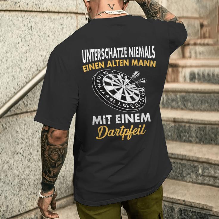 Underschätze Niemals Einen Old Mann Mit Einem Dartpfeil T-Shirt mit Rückendruck Geschenke für Ihn