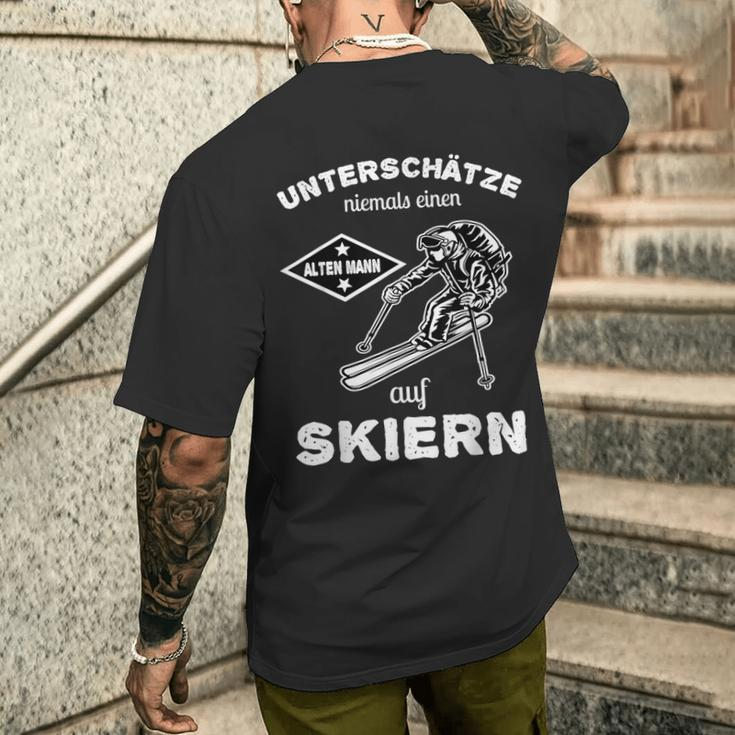 Unterschatz Niemals Ein Alten Mann Auf Skiern German Language T-Shirt mit Rückendruck Geschenke für Ihn
