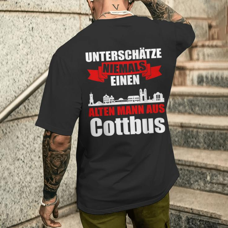 Unterschätze Niemals Ein Alten Mann Aus Cottbus T-Shirt mit Rückendruck Geschenke für Ihn