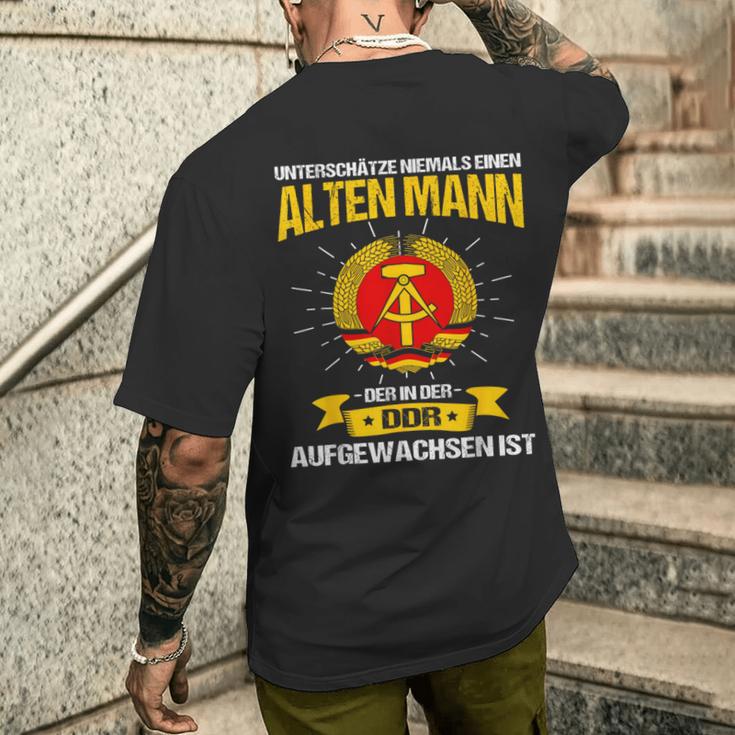 Unterschätze Niemals Ein Alten Mann Ddr East Dutschland T-Shirt mit Rückendruck Geschenke für Ihn