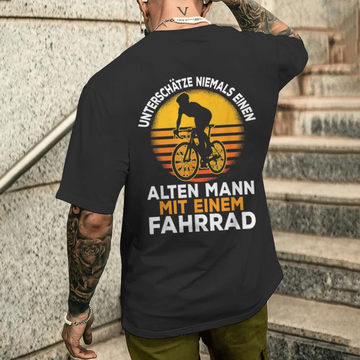 Unterschätze Niemals Einen Alten Mann Mit Einem Fahrrad T-Shirt mit Rückendruck Geschenke für Ihn