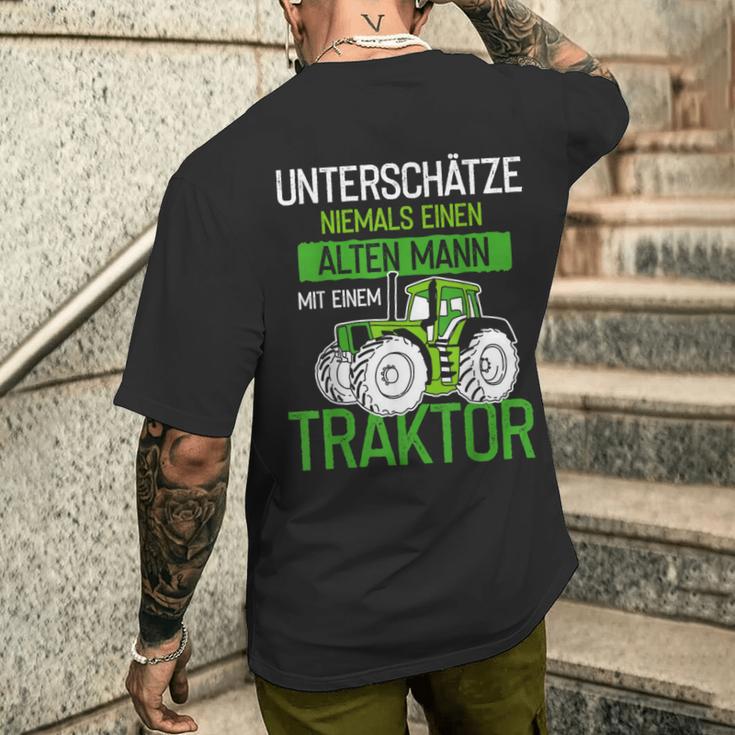 Unterschätze Niemals Einen Alten Mann Mit Einem Traktor Opa T-Shirt mit Rückendruck Geschenke für Ihn