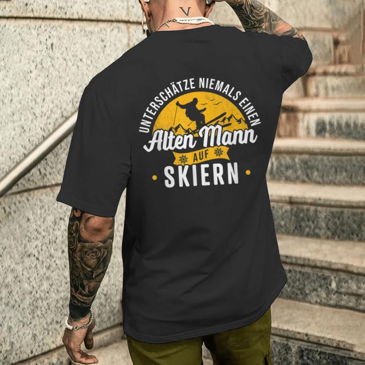 Unterschatzniemals Einen Alte Mann Auf Skiern Unterschatz Niemals Eine T-Shirt mit Rückendruck Geschenke für Ihn