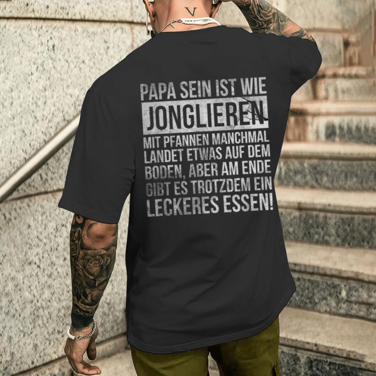 Vatertag Geschenk Papa Sein Ist Wie Jonglieren Mit Pfannen T-Shirt mit Rückendruck Geschenke für Ihn