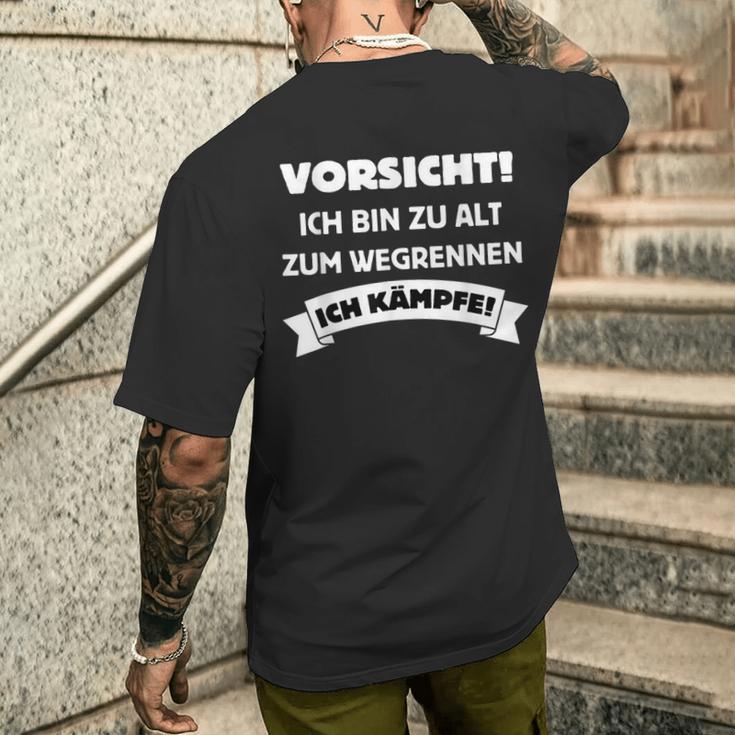 Vorsicht Ich Bin Zu Alt Zum Wegrennen Ich Kämpfe T-Shirt mit Rückendruck Geschenke für Ihn