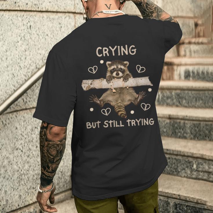 Waschbär Lustig Weinen Aber Immer Nochersuchen Meme Mental Health T-Shirt mit Rückendruck Geschenke für Ihn