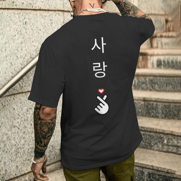 The Word Liebe Mit Korean Script Finger Heart Gesture S T-Shirt mit Rückendruck Geschenke für Ihn