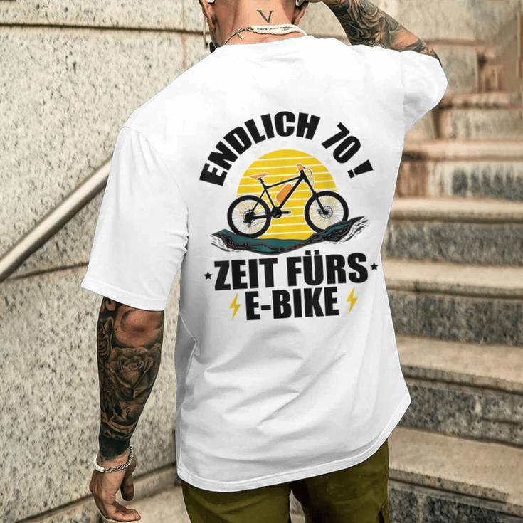 70Th Birthday Bicycle Endlich 70 Zeit Für E-Bike T-Shirt mit Rückendruck Geschenke für Ihn