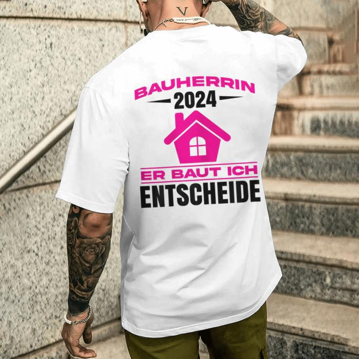 Bauherrin 2024 Er Baut Bauherrin 2024 Hausbau T-Shirt mit Rückendruck Geschenke für Ihn