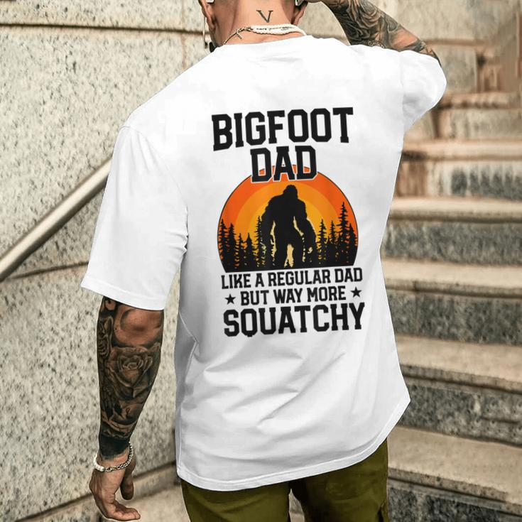 Bigfoot Dad Retro Papa Squatchintage Sasquatchatertag T-Shirt mit Rückendruck Geschenke für Ihn