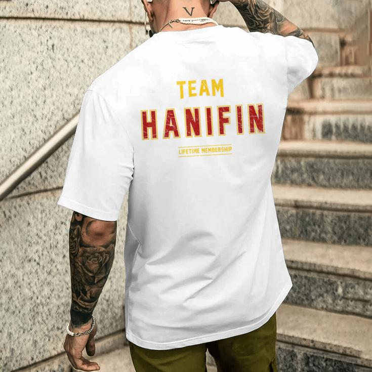 Distressed Team Hanifin Proud Family Nachname Nachname T-Shirt mit Rückendruck Geschenke für Ihn