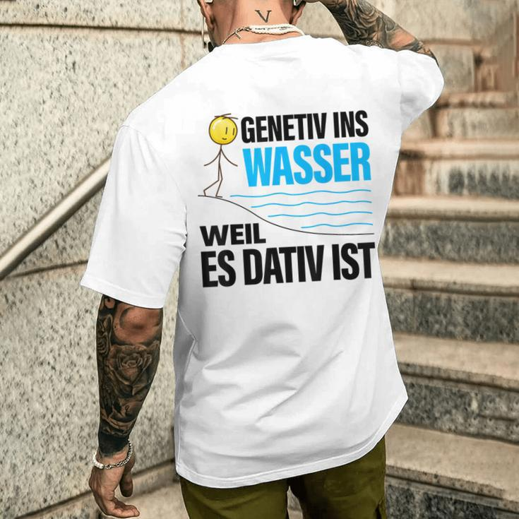 Genitiv ins Wasser Kurzärmliges Herren-T-Shirt, Lustiges Dativ Sprichwort, Grammatik Tee Geschenke für Ihn