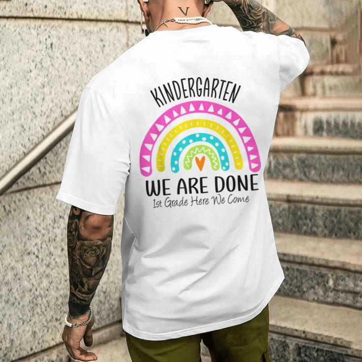 Kindergarten Abschluss 1 Klasse Hier Kommen Wir Regenbogen T-Shirt mit Rückendruck Geschenke für Ihn