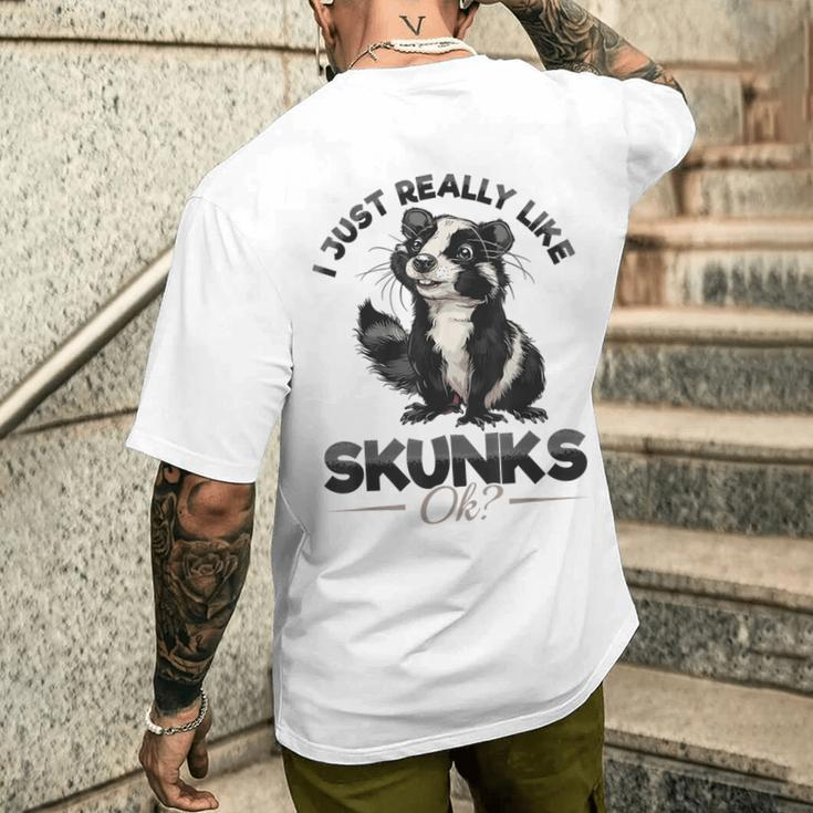 Lustiges Stinktier I Just Really Like Skunks Ok T-Shirt mit Rückendruck Geschenke für Ihn