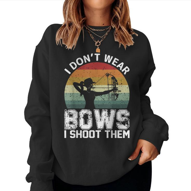 Retro I Don't Wear Bows I Shoot Them Archery Girl Bowhunting Women Sweatshirt