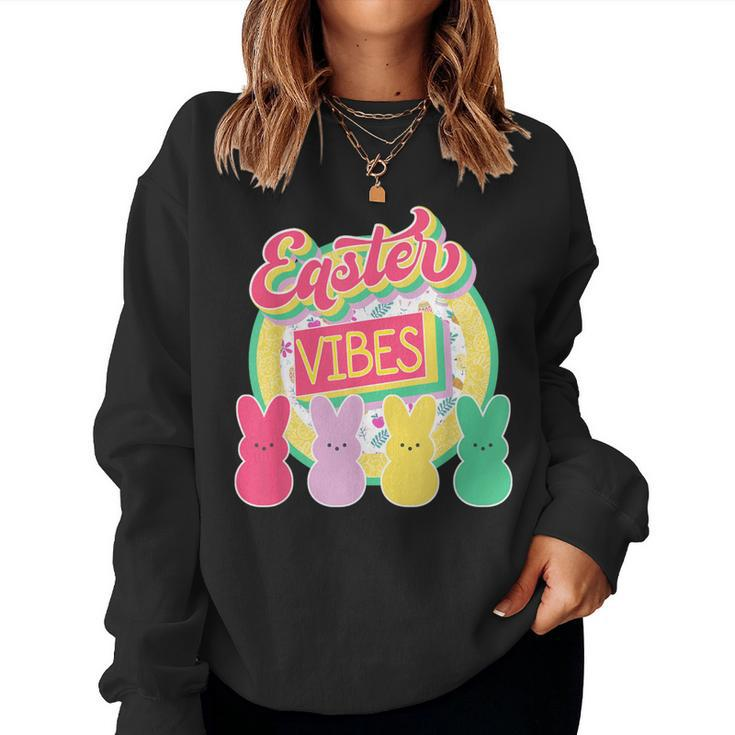 Retro Groovy Easter Vibes Bunny Rabbit Hunting Eggs Family Women Sweatshirt