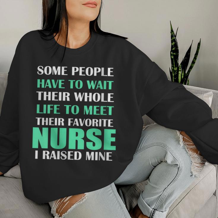 Damen Nurse I Raised Mine Mama Papa Eltern- Mit-Ausschnitt Sweatshirt Frauen Geschenke für Sie