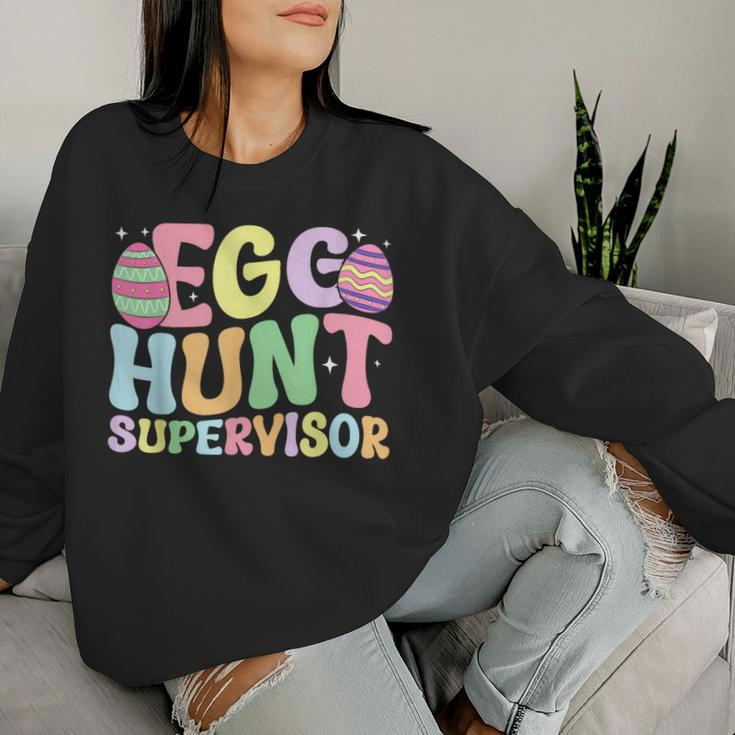 Egg Hunt Supervisor Retro Egg Hunting Party Mom Dad Easter Women Sweatshirt Gifts for Her