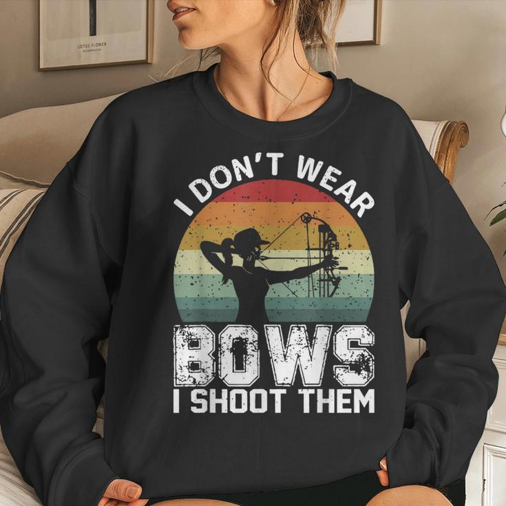 Retro I Don't Wear Bows I Shoot Them Archery Girl Bowhunting Women Sweatshirt Gifts for Her
