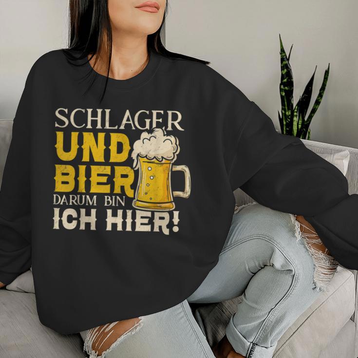 Schlager And Beer Therefore Bin Ich Hier Schlager Party Sweatshirt Frauen Geschenke für Sie