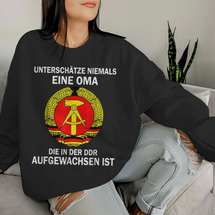 Unterschätze Niemals Eine Oma Die In Der Ddr Osten Sweatshirt Frauen Geschenke für Sie