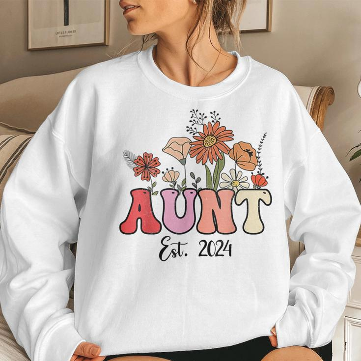 Flowers Groovy Retro Aunt Est 2024 New Aunt Pregnancy Women Sweatshirt Gifts for Her