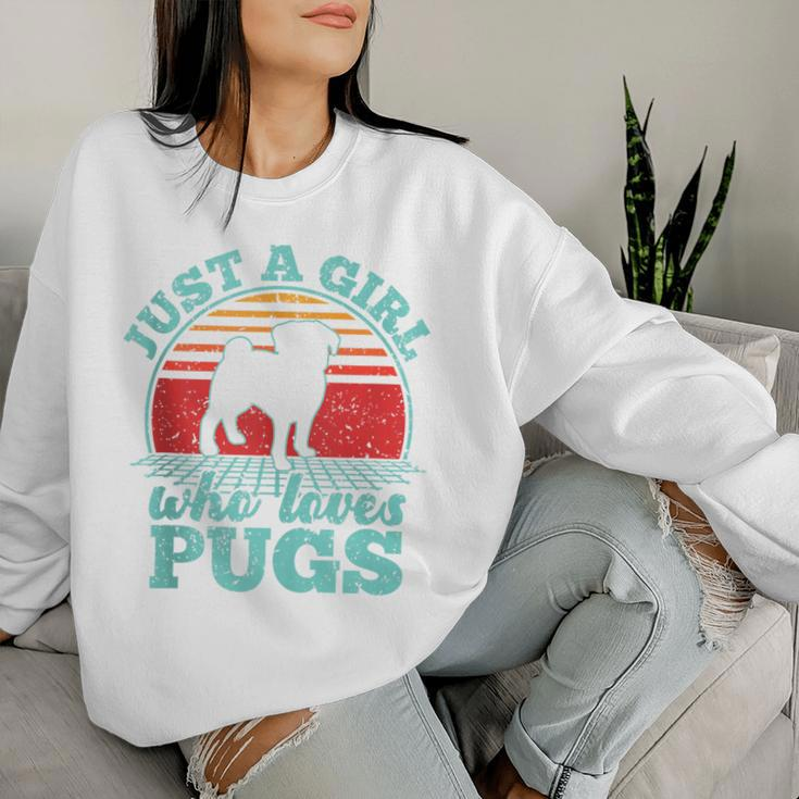 Just A Girl Who Loves Pugs Retro Vintage Style Women Women Sweatshirt Gifts for Her