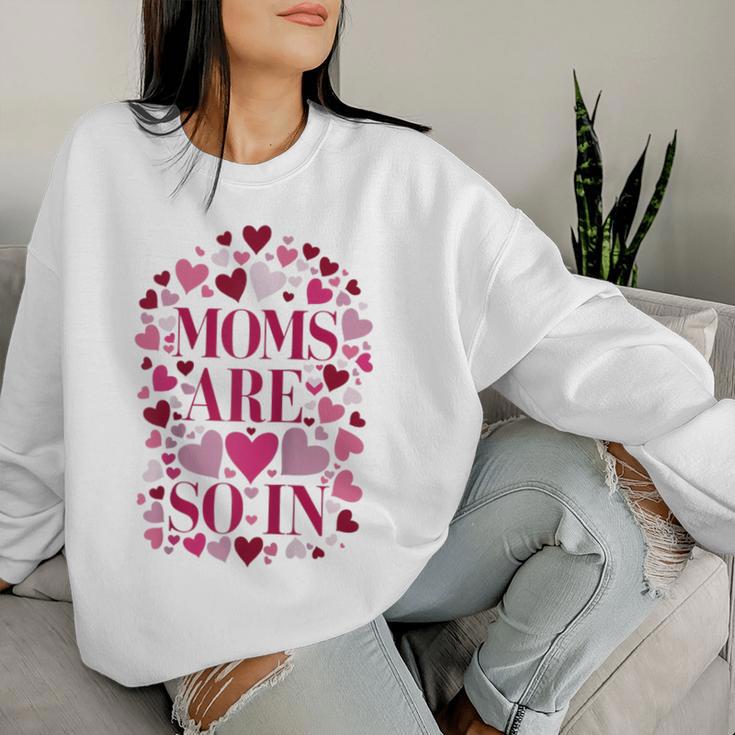 Mütter Sind So Im Trend Zum Muttertag Happy Mama Kid & Husband Raglan Sweatshirt Frauen Geschenke für Sie