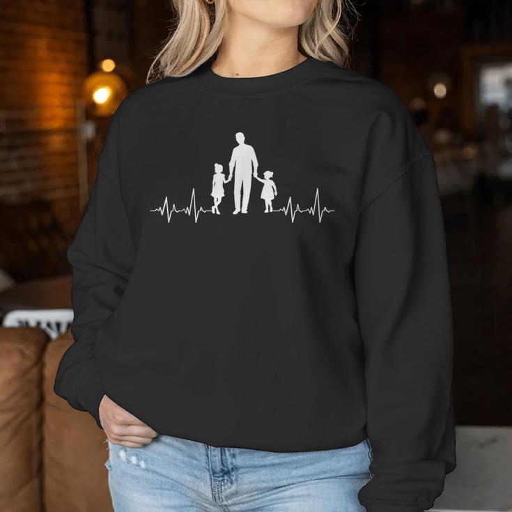 Papa Und Zwei Töchter 2 Mädchen Herzschlag Frequenzatertag Sweatshirt Frauen Lustige Geschenke