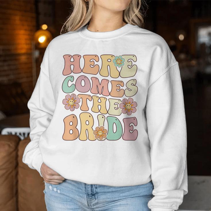 Groovy Floral Hier Kommt Die Braut Sweatshirt Frauen Lustige Geschenke