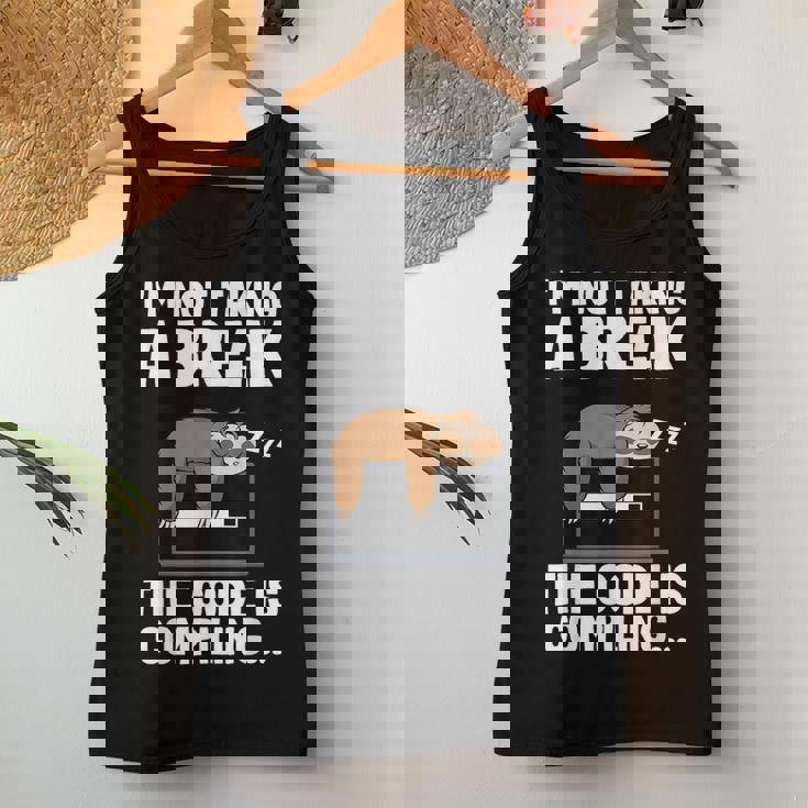 The Code Is Compiling Coder Sloth Coding Programmateur Amusant Women Tank Top Cadeaux drôles