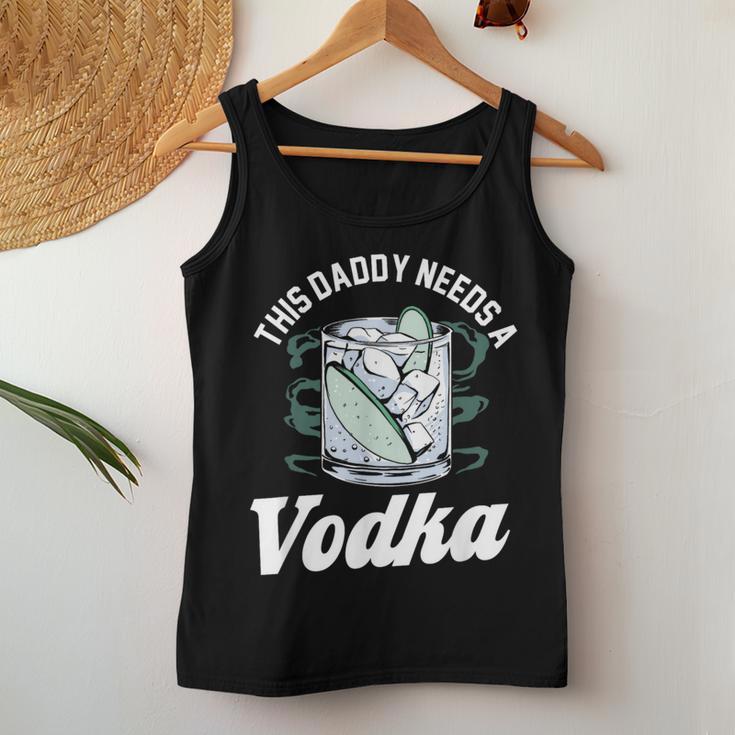 Dieser Papa Braucht Wodka Alkohol Liebhaberodka Wodka Tank Top Frauen Lustige Geschenke