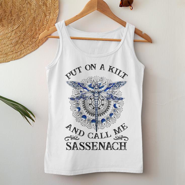 Put On A Kilt And Call Me Sassenach Dragonfly Tank Top Frauen Lustige Geschenke