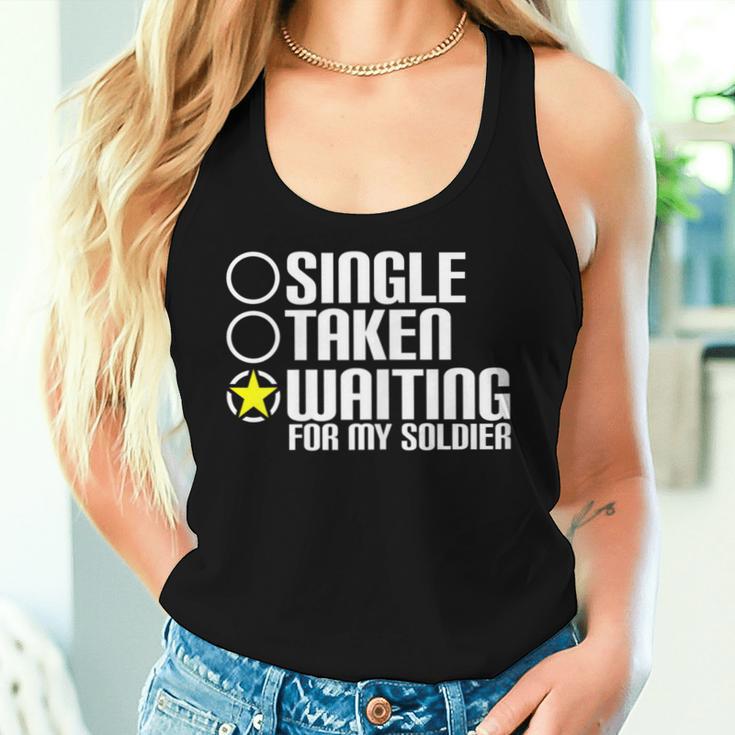 Women's Single Taken Waiting For My Soldier Hero Wife Tank Top Frauen Geschenke für Sie