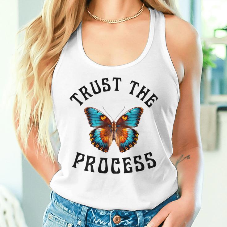 Trust The Process X Butterflyertraue Auf Prozess Backprint Tank Top Frauen Geschenke für Sie