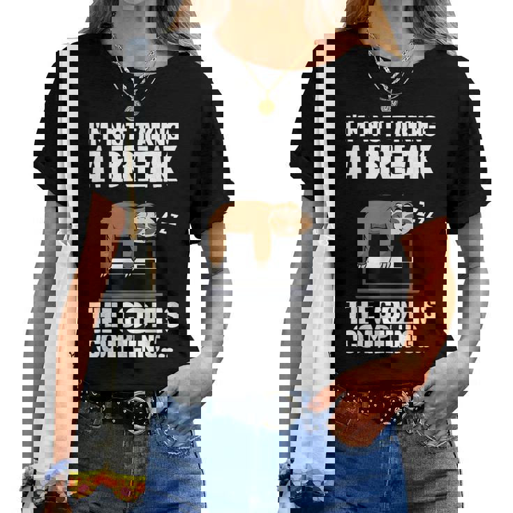 The Code Is Compiling Coder Sloth Coding Programmateur Amusant T-shirt femme