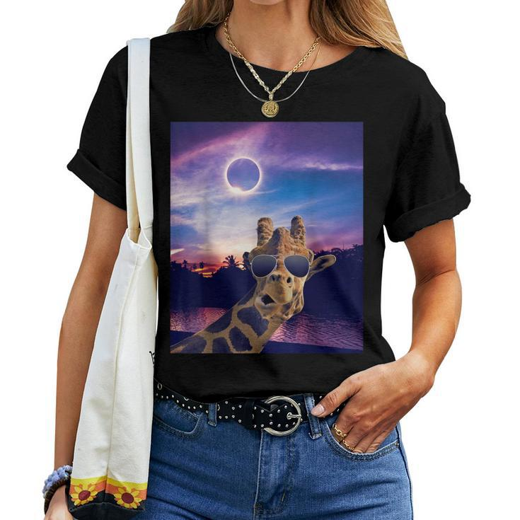 Cool Giraffe Selfie With Solar 2024 Eclipse Sunglasses Women T-shirt