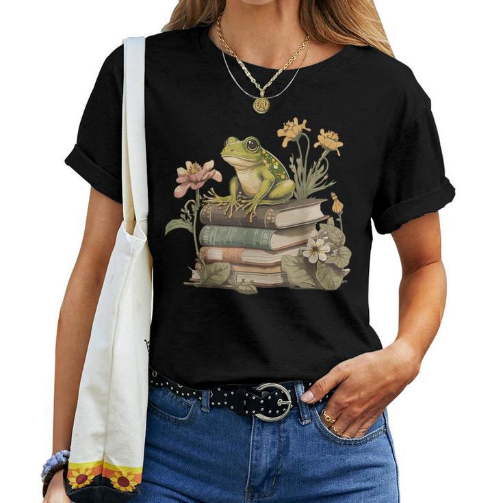 Cottagecore Aesthetic Frog Reading Book Mushroom Lover Women T-shirt