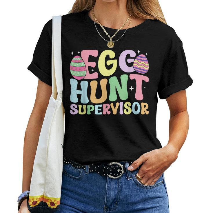 Egg Hunt Supervisor Retro Egg Hunting Party Mom Dad Easter Women T-shirt