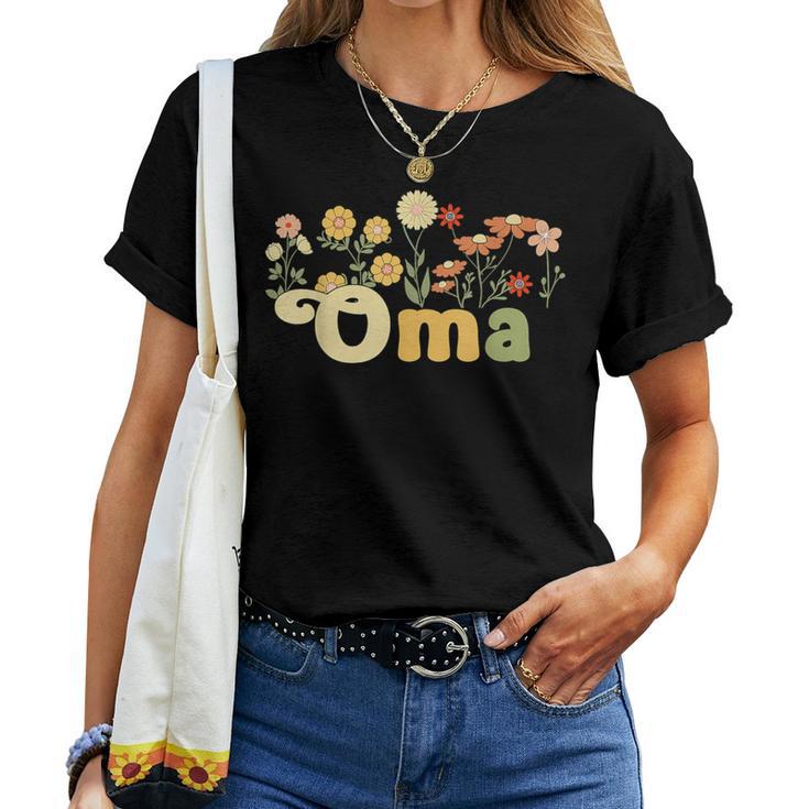 Groovy Oma Grandmother Flowers Oma Grandma Women T-shirt