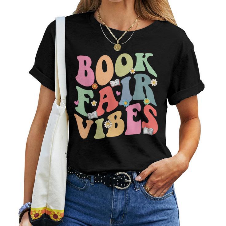 Library Book Fair Vibe Groovy Retro School Reading Nostalgic Women T-shirt