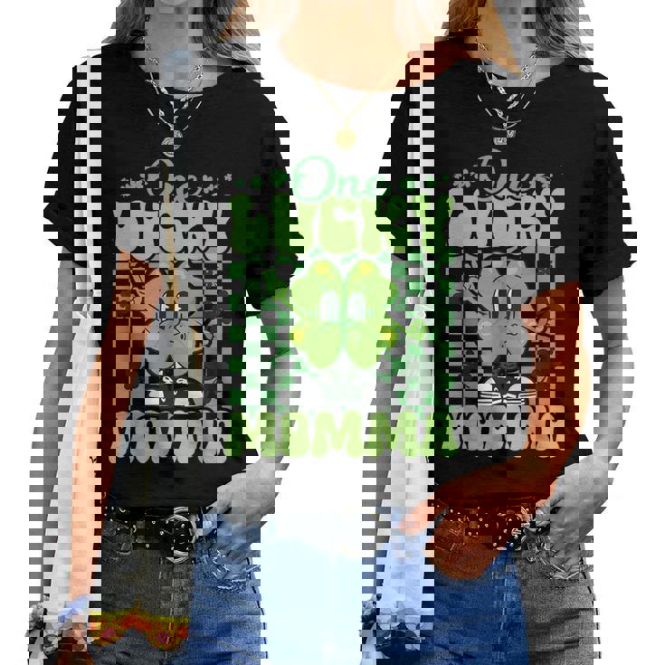 One Lucky Momma Groovy Retro Momma St Patrick's Day Women T-shirt