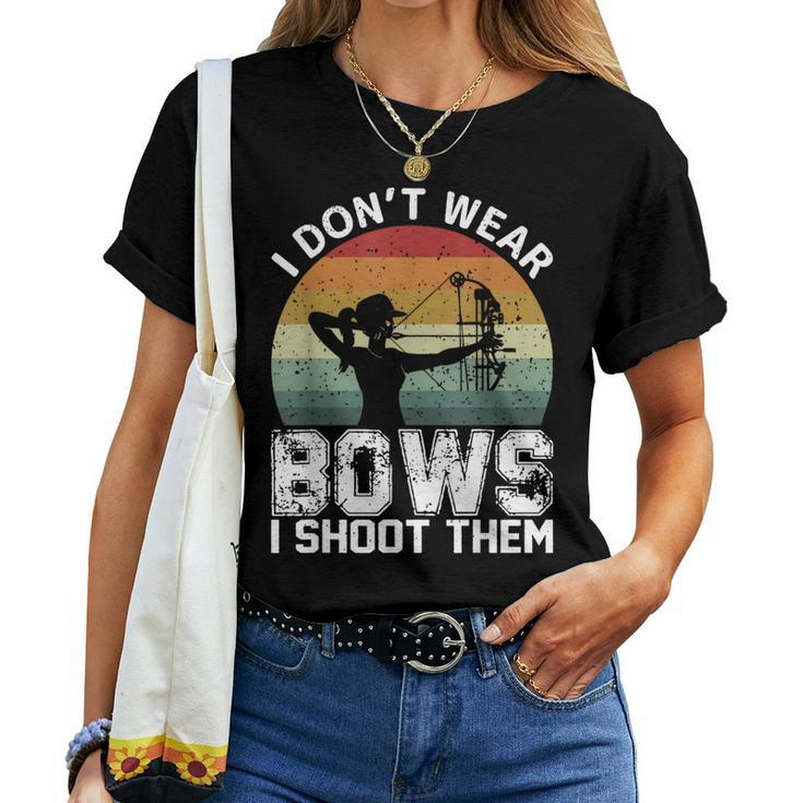 Retro I Don't Wear Bows I Shoot Them Archery Girl Bowhunting Women T-shirt