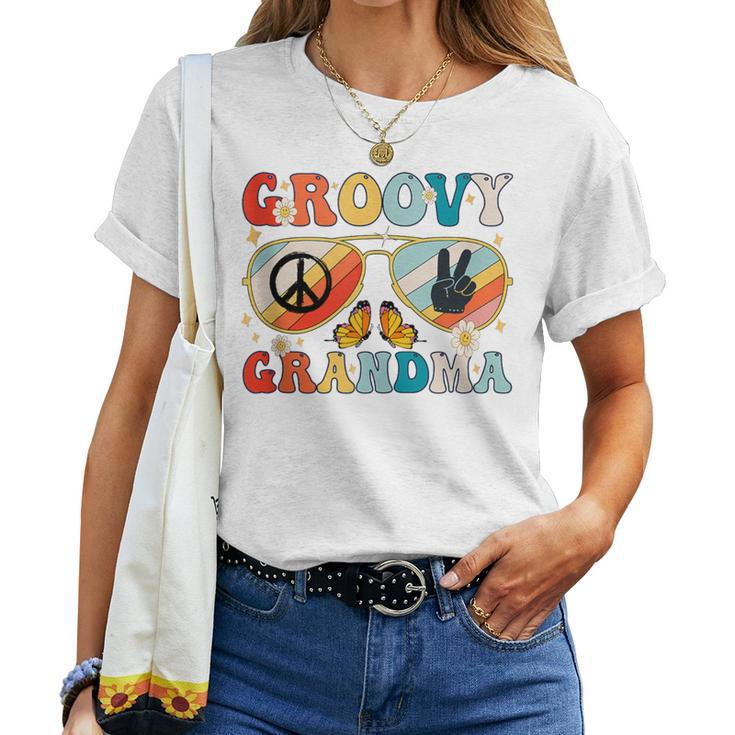 Groovy Grandma 70S Vibe Bday Colors Groovy Peace Sign Women T-shirt