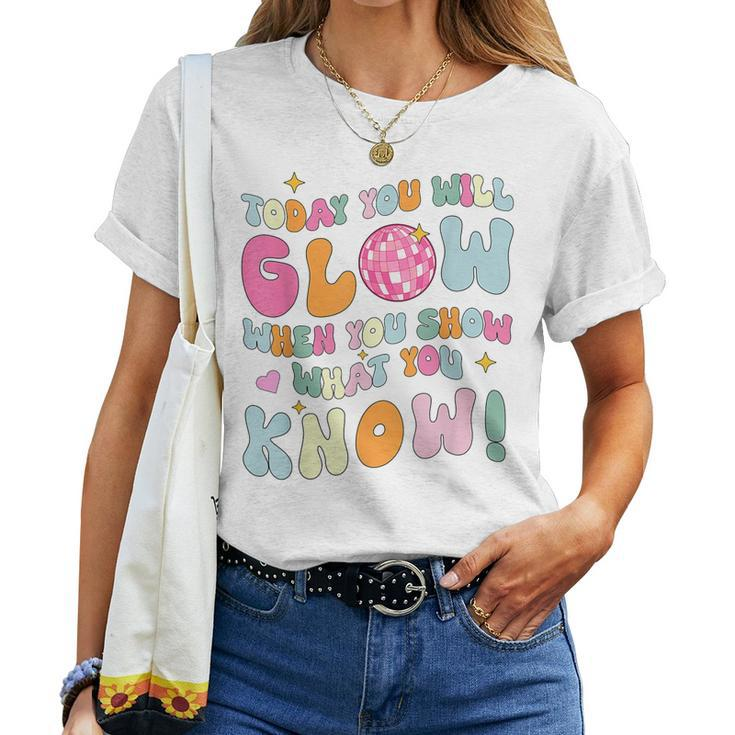 Groovy Show What You Know Test Testing Day Teacher Student Women T-shirt