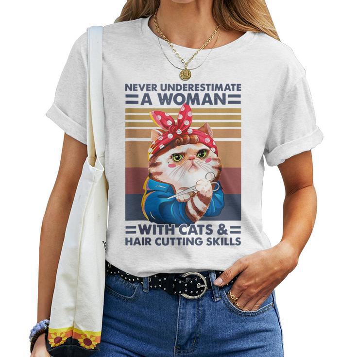 Never Underestimate A Woman With Cats & Hair Cutting Skills Women T-shirt