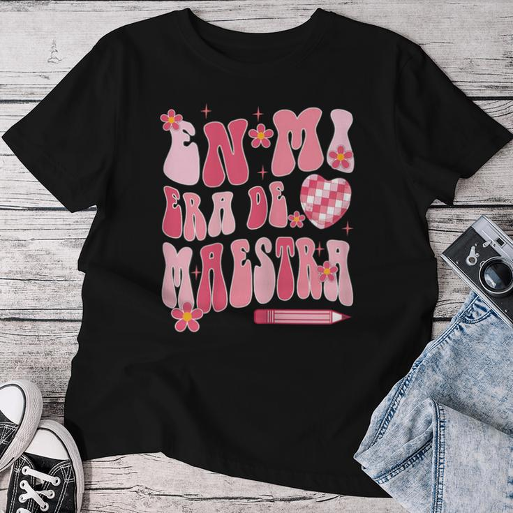 Bilingual Spanish Teacher En Mi Era De Maestra Women T-shirt Funny Gifts
