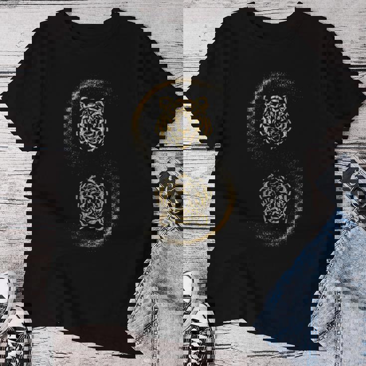 Círculo Dorado Reflejo Del Tigre Cuello Camiseta de mujer Regaloses